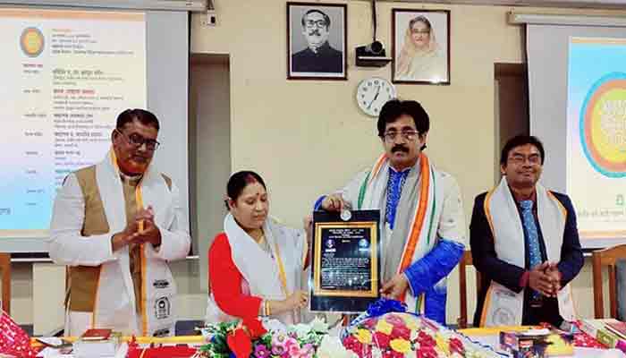 ‘দীনেশ-রবীন্দ্রপত্র’ সম্মাননা পেলেন অধ্যাপক সৌমিত্র শেখর