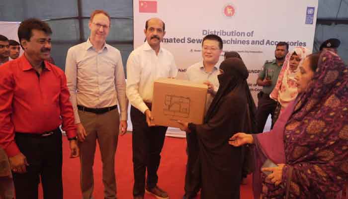 কড়াইল বস্তিতে সেলাই মেশিন বিতরণ করলেন মেয়র আতিক
