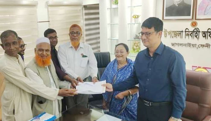 ফেনীতে মনোনয়ন ফরম জমা দিয়েছেন শিরীন আখতার