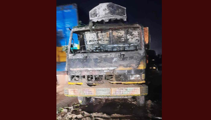 সোনারগাঁওয়ে টাইলস বোঝাই ট্রাকে পেট্রলবোমা হামলা