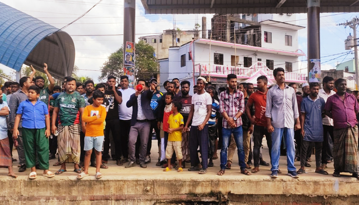 আখাউড়া রেলস্টেশনে সড়ক বন্ধ করার প্রতিবাদে বিক্ষোভ