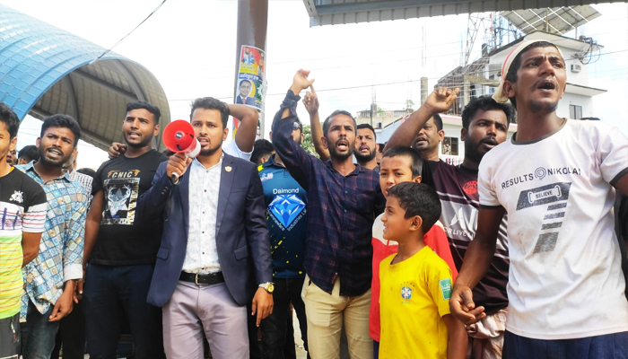 আখাউড়া রেলস্টেশনে সড়ক বন্ধ করার প্রতিবাদে বিক্ষোভ