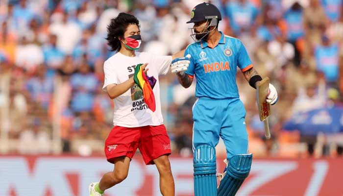 ফিলিস্তিনের পতাকা নিয়ে মাঠে দর্শক, বিশ্বকাপ ফাইনালে যা ঘটলো