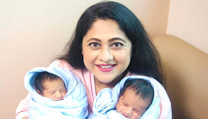 বিয়ের ৮ বছর পর যমজ সন্তানের মা হলেন সুমাইয়া শিমু