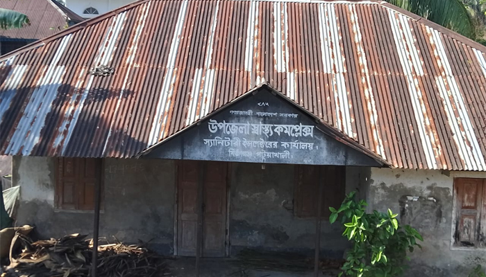 কার্যালয় দখল করে বসবাস করছেন পরিচ্ছন্নতাকর্মী