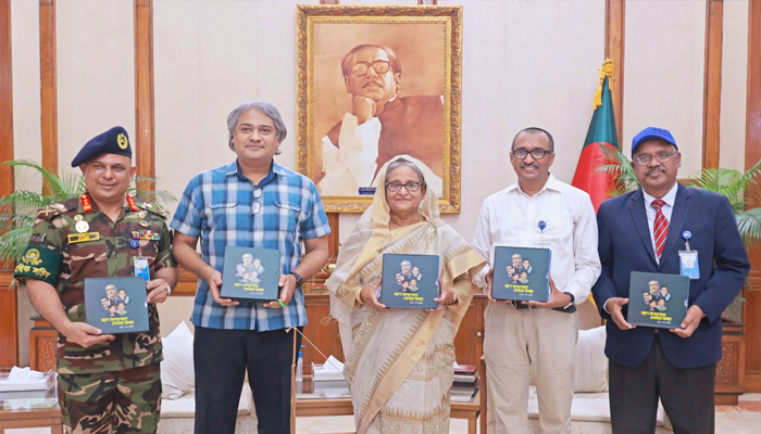 ব্যতিক্রমী প্রকাশনার মোড়ক উন্মোচন করলেন প্রধানমন্ত্রী