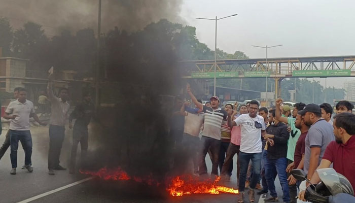 রাজধানীতে ছাত্রদলের টায়ার জ্বালিয়ে বিক্ষোভ