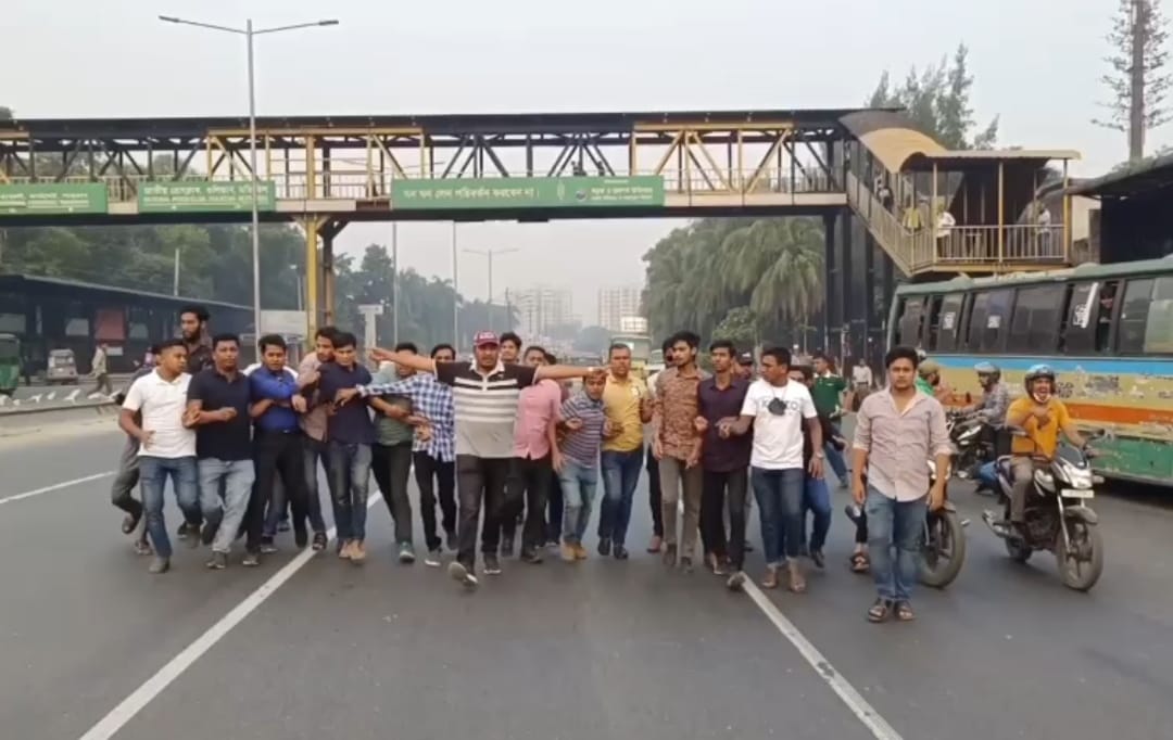 রাজধানীতে ছাত্রদলের টায়ার জ্বালিয়ে বিক্ষোভ