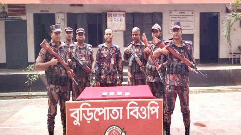 ভারতে পাচারের সময় ৩৩২০০ মার্কিন ডলার উদ্ধার