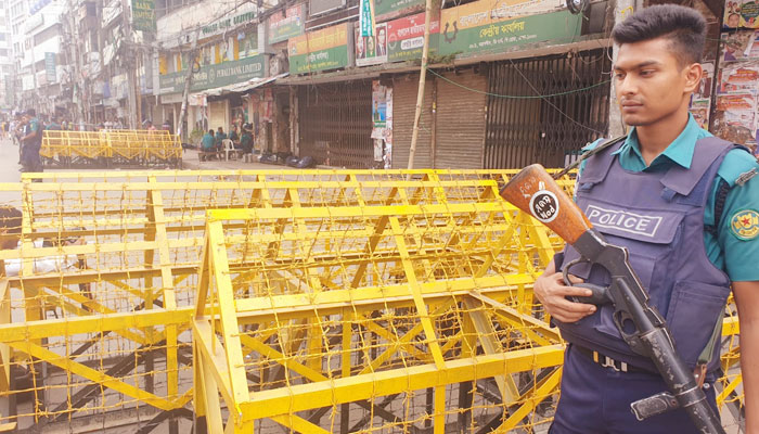 বিএনপির কেন্দ্রীয় কার্যালয়ের সামনে বসানো হলো কাঁটাতারের ব্যারিকেড