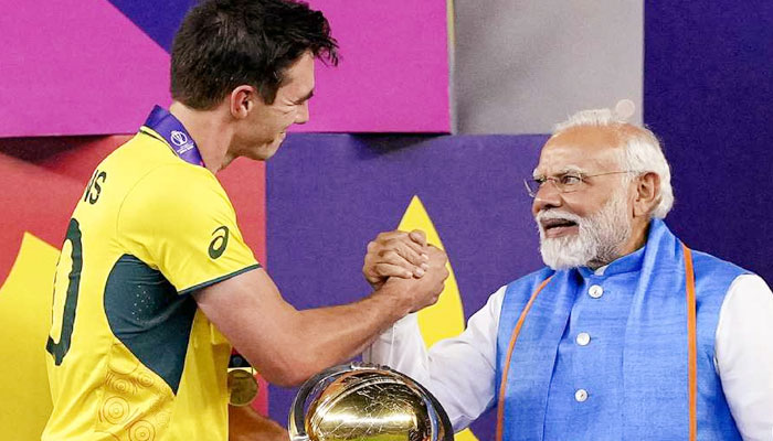 ফাঁকা স্টেডিয়ামে মোদির হাত থেকেই ট্রফি নিল অস্ট্রেলিয়া!