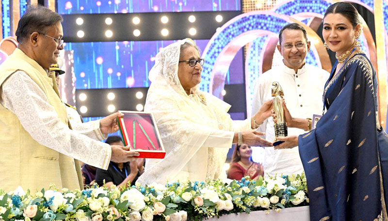 জাতীয় চলচ্চিত্র পুরস্কার প্রদান করলেন প্রধানমন্ত্রী