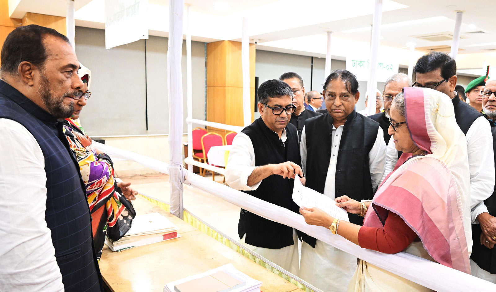 ৩ ঘণ্টায় আ.লীগের ৩ শতাধিক মনোনয়ন ফরম বিক্রি