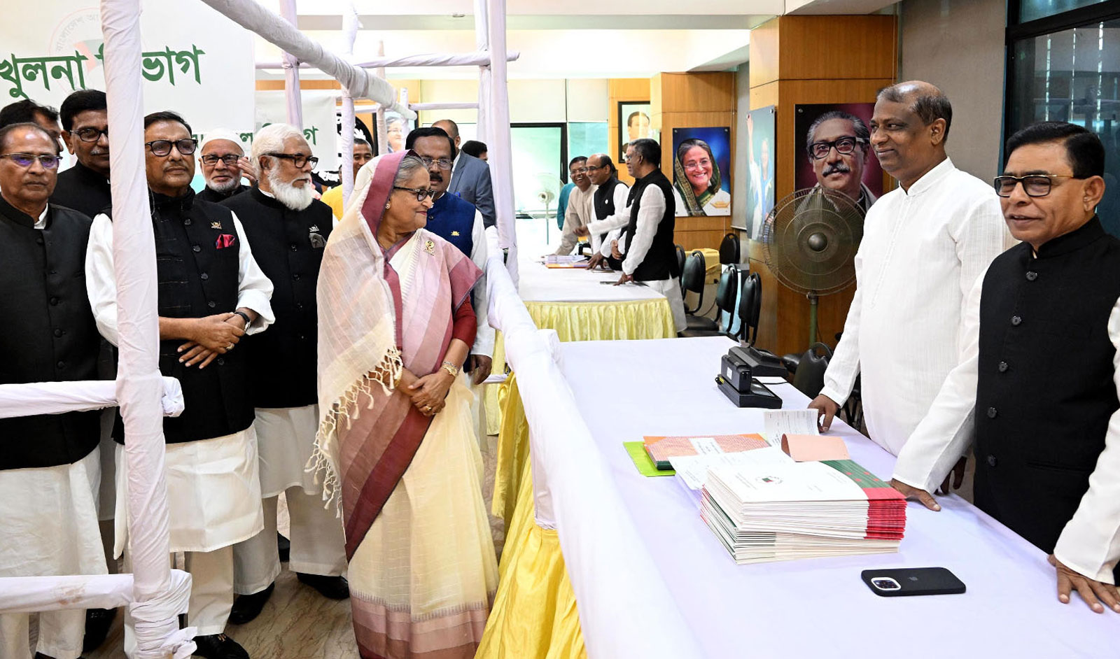 ৩ ঘণ্টায় আ.লীগের ৩ শতাধিক মনোনয়ন ফরম বিক্রি