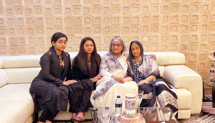 প্রয়াত সৈয়দ আবুল হোসেনের বাসায় গেলেন প্রধানমন্ত্রী