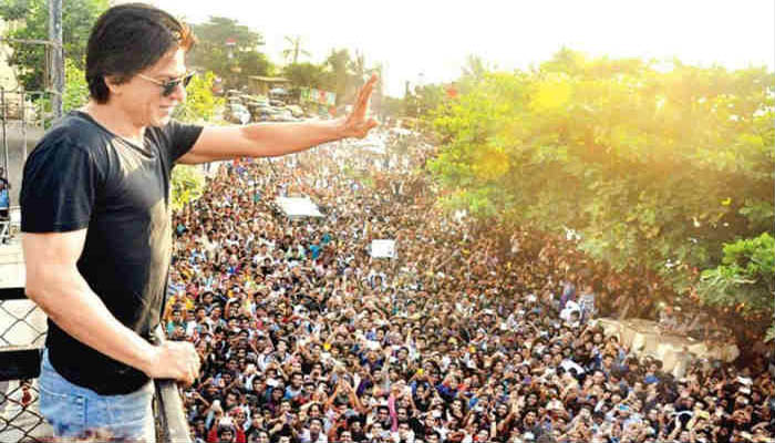 লাঠির বাড়ি খেলেন শাহরুখ ভক্তরা!