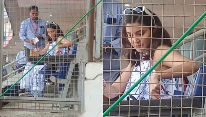 খেলা দেখতে স্টেডিয়ামে আনুষ্কা