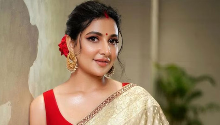সমালোচনার মুখে শুভশ্রী