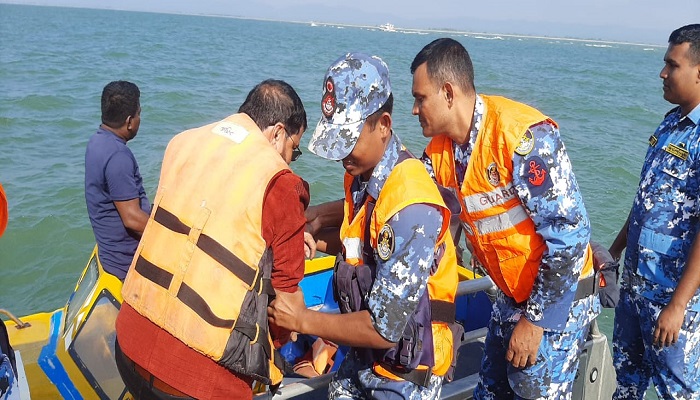 সেন্টমার্টিনগামী পর্যটকবাহী জাহাজ হতে যাত্রীদের উদ্ধার