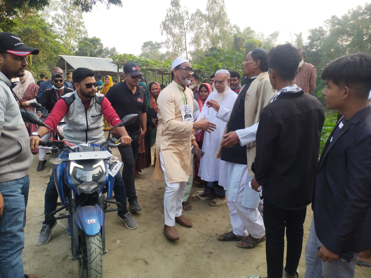 সিংগাইরে সেই হুমকিদাতা আ.লীগ নেতার এলাকায় গণসংযোগ টুলুর