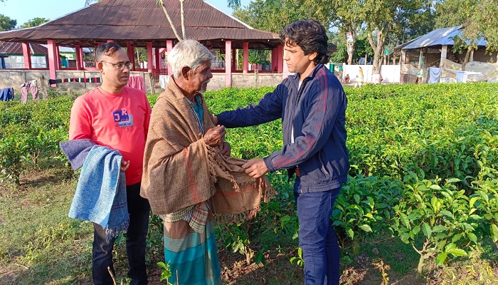 শ্রীমঙ্গলে চা শ্রমিকদের পাশে ইত্যাদির সহকারী পরিচালক মোহাম্মদ মামুন