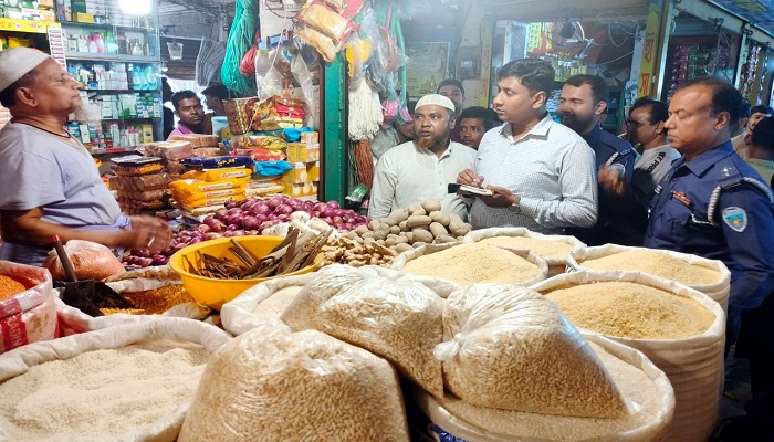 মিরসরাইয়ে তিন দোকানদারকে জরিমানা