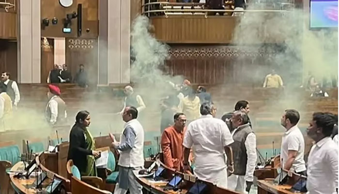 লোকসভা-রাজ্যসভা থেকে একদিনে ৭৮ এমপি বরখাস্ত