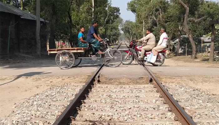 নীলফামারীর অরক্ষিত লেভেল ক্রসিংগুলো যেন মরণ ফাঁদ