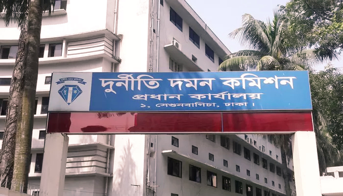 সাবেক পুলিশ পরিদর্শক ও তার স্ত্রীর বিরুদ্ধে দুদকের মামলা