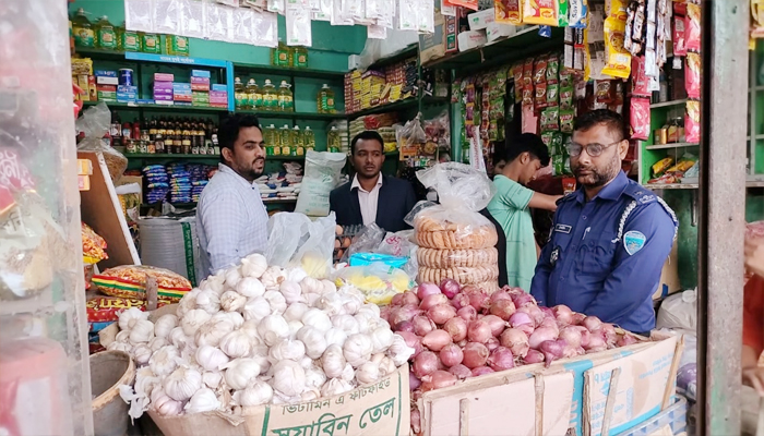 আখাউড়ায় পেঁয়াজের বাজারে অভিযানে, ২ ব্যবসায়ীকে জরিমানা