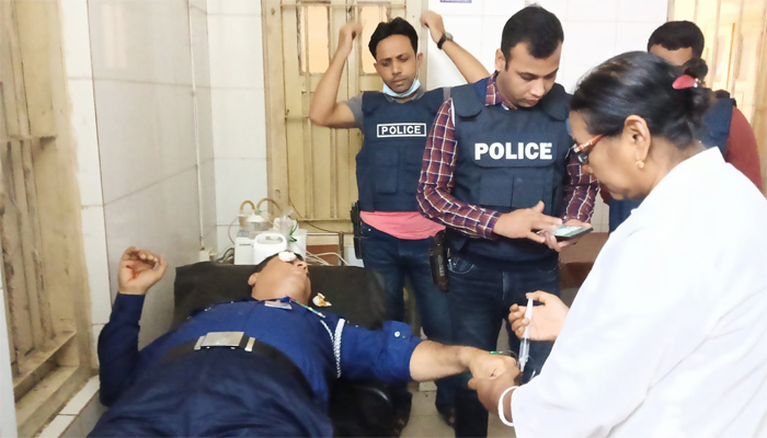 পরিস্থিতি নিয়ন্ত্রণে পুলিশের গুলি, হামলায় আহত ওসি