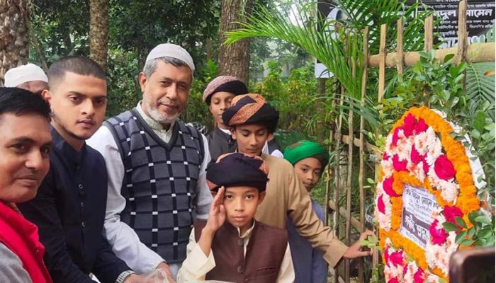আবদুল মোমেন খানের মৃত্যুবার্ষিকীতে নরসিংদীতে শীতবস্ত্র বিতরণ