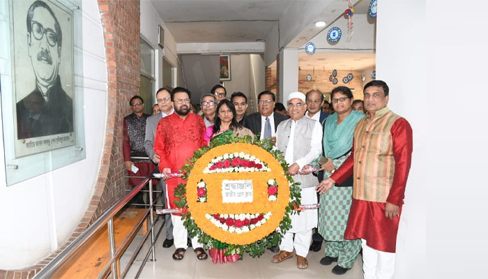 বঙ্গবন্ধুর প্রতিকৃতিতে প্রেসক্লাবের পক্ষ থেকে পুষ্পস্তবক অর্পণ