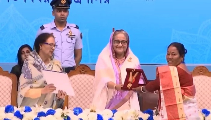 ৫ নারীর হাতে ‘রোকেয়া পদক’ তুলে দিলেন প্রধানমন্ত্রী