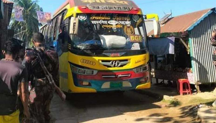 বাস দেখতে গ্রামবাসীদের ভিড়!