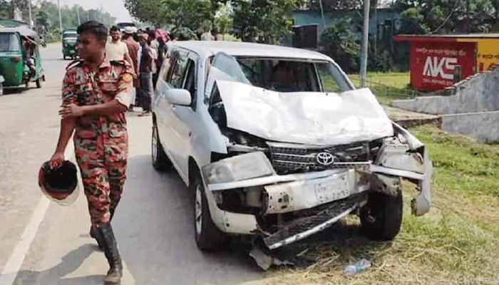 ঘন কুয়াশায় প্রাইভেটকারের নিয়ন্ত্রণ হারিয়ে নিহত ২