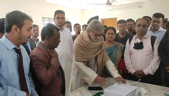 মেধাবৃত্তি পরীক্ষার কেন্দ্র পরিদর্শনে পরিকল্পনামন্ত্রী