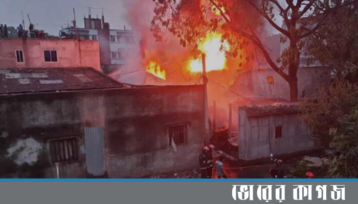 কেরানীগঞ্জে চিপসের গোডাউনে আগুন, নিয়ন্ত্রণে ৭ ইউনিট