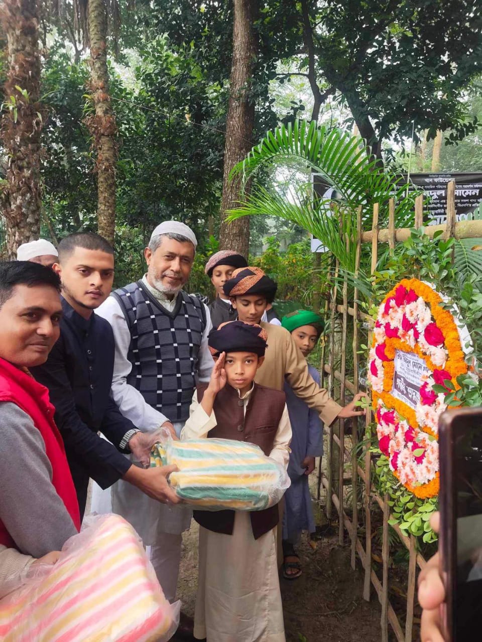 আবদুল মোমেন খানের মৃত্যুবার্ষিকীতে নরসিংদীতে শীতবস্ত্র বিতরণ