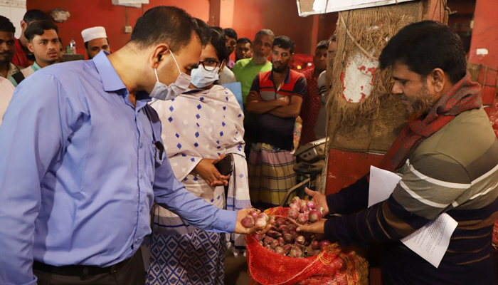 সারাদেশে পেঁয়াজের বাজারে অভিযান, ৮০ প্রতিষ্ঠানকে জরিমানা