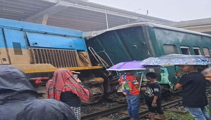 রাজধানীতে ট্রেন লাইনচ্যুত, আপ লাইনে ট্রেন চলাচল শুরু