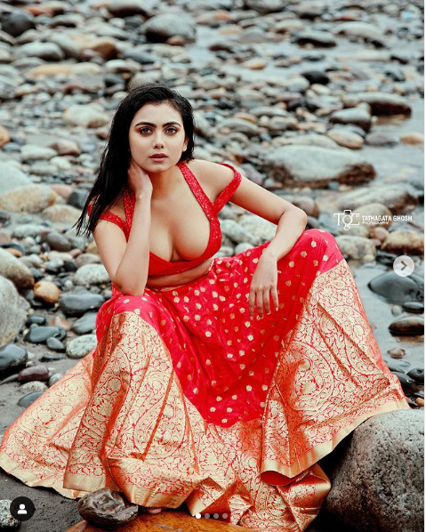 খোলামেলা পোশাকে ভাইরাল ইধিকা