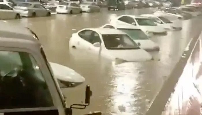 ভারি বৃষ্টিতে তলিয়েছে মক্কার রাস্তাঘাট