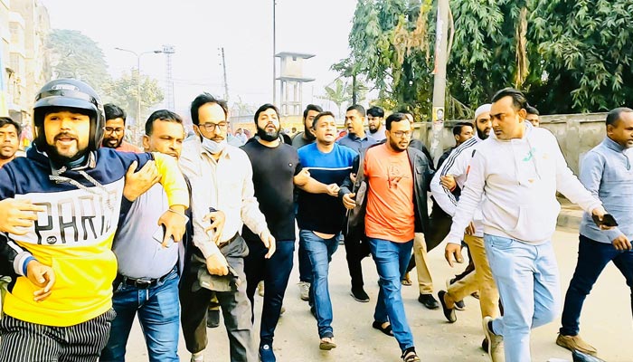 অবরোধের সমর্থনে কমলাপুরে ইশরাকের নেতৃত্বে মিছিল