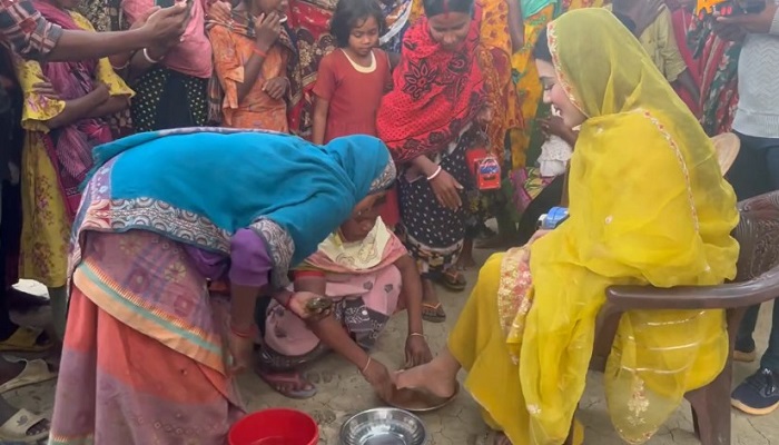মাহির পা ধুয়ে দিলেন আদিবাসী নারীরা