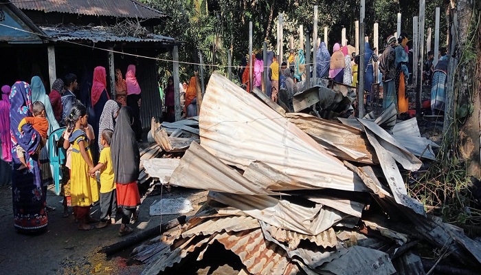 গৌরীপুরে গভীর রাতের আগুনে পুড়লো ৯ ঘর ২ গরু