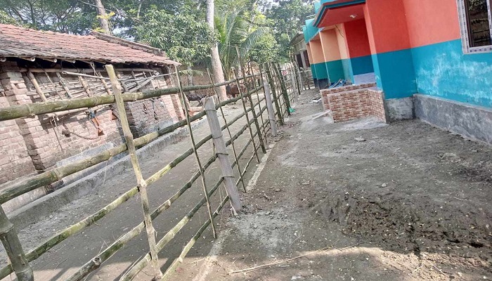 ঝিকরগাছায় সরকারি রাস্তা বন্ধে বিপাকে পড়েছে ২০টি পরিবার