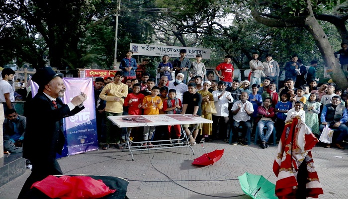 ভ্রাম্যমাণ জাদু প্রদর্শনীতে ব্যাপক সাড়া