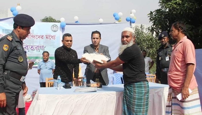 অসহায় কারাবন্দীদের মাঝে শীতবস্ত্র বিতরণ