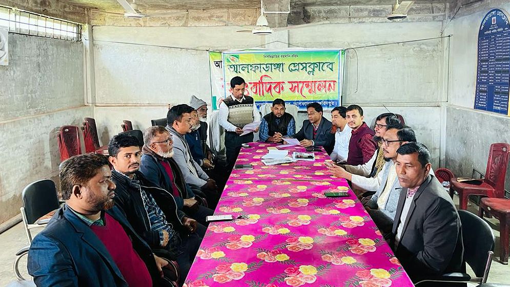 শেখ হাসিনার পক্ষে কাজ করতে চান স্কুল শিক্ষক